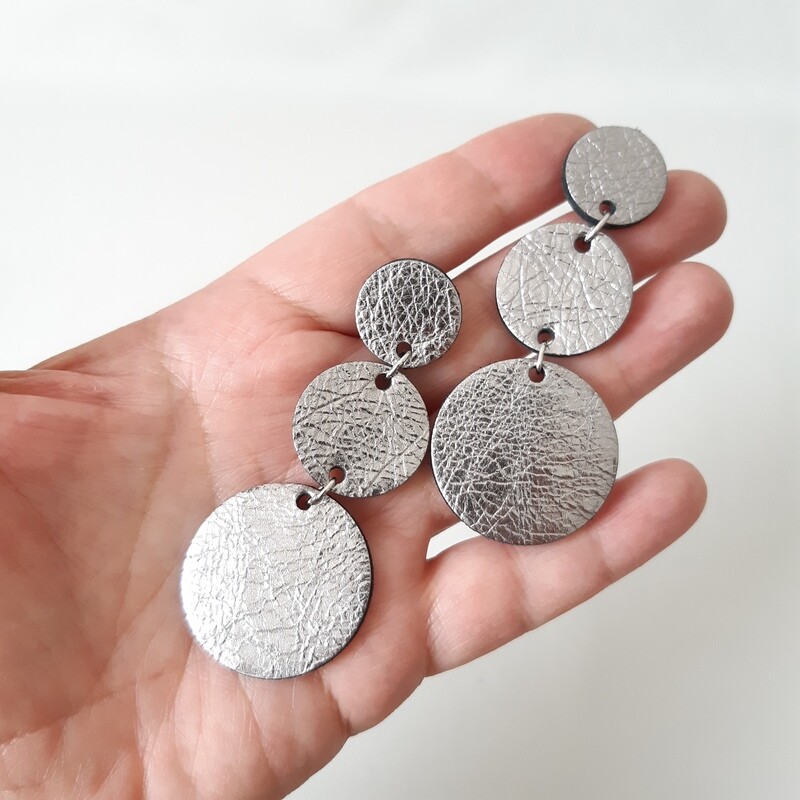 Oorbellen met een zwart randje - zilver leder - L: 7cm