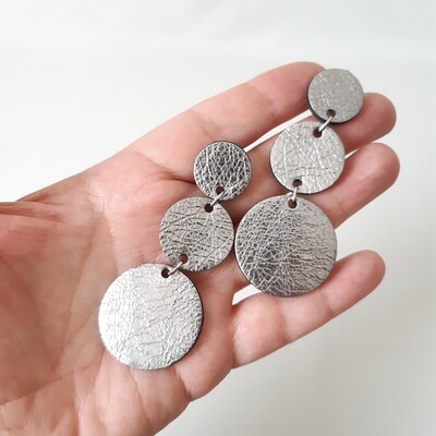 Oorbellen met een zwart randje - zilver leder - L: 7cm