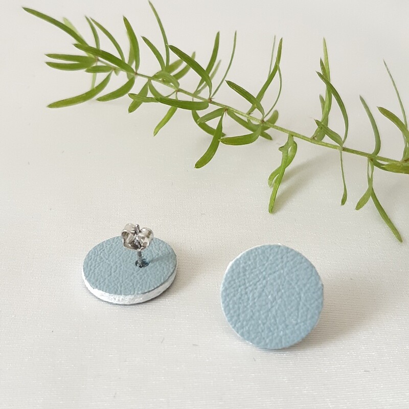 Oorbellen met wit randje - hemels blauw leder