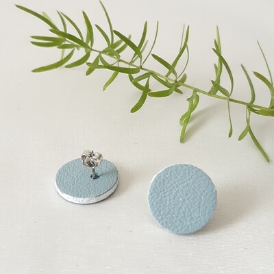 Oorbellen met wit randje - hemels blauw leder