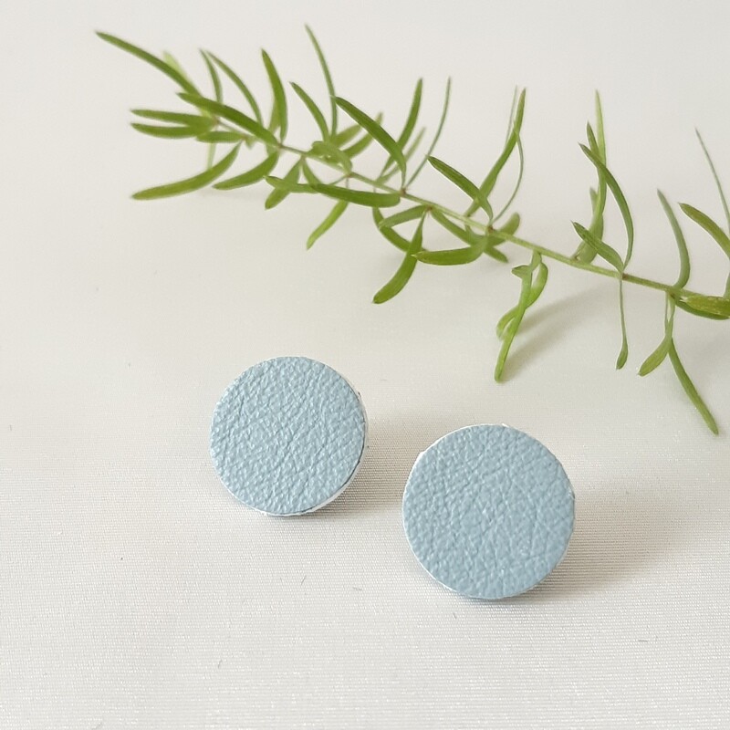 Oorbellen met wit randje - hemels blauw leder - diam: 1,7cm