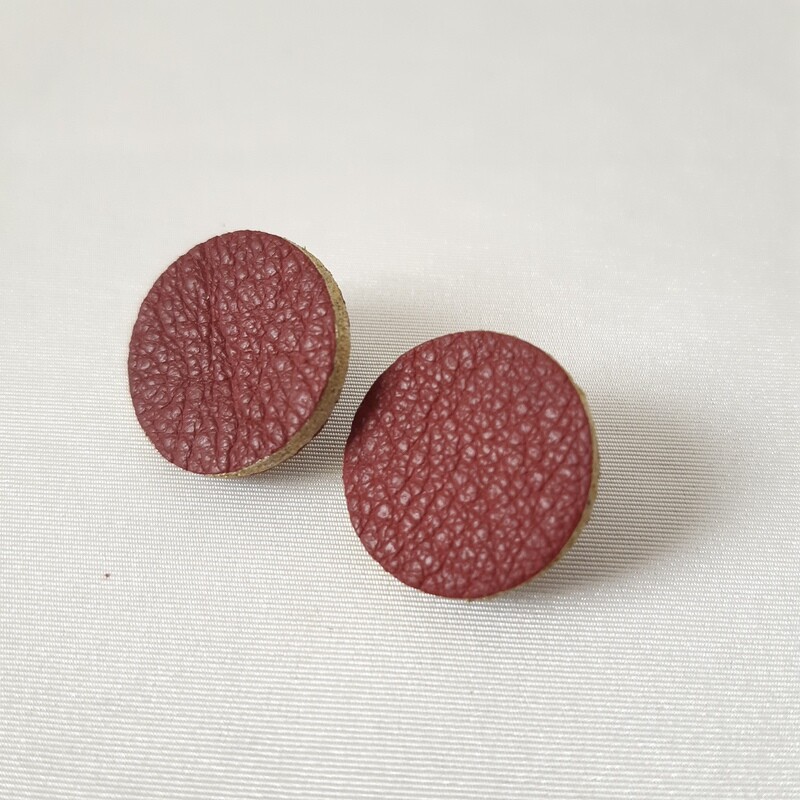 Oorbellen met een gouden randje - orchid red leder - diam: 2,2 cm