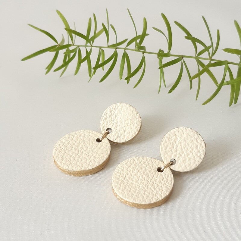 Oorbellen met gouden randje - ecru leder - L: 4cm