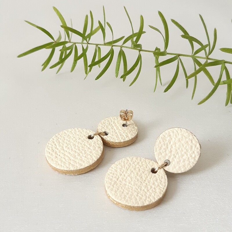 Oorbellen met gouden randje - L: 4cm - ecru leder
