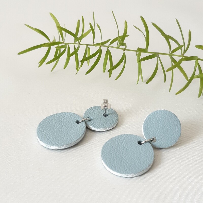 Oorbellen met wit randje - hemels blauw leder - L: 4cm