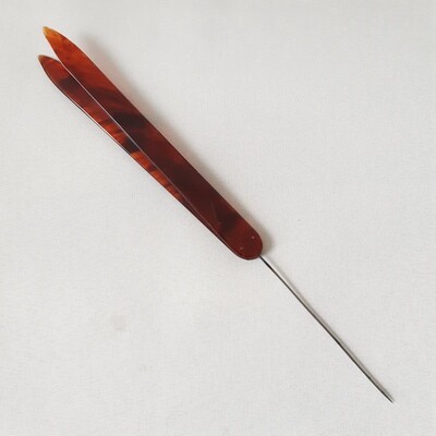 Hedenpin - antieke pin in amber bakelite hars