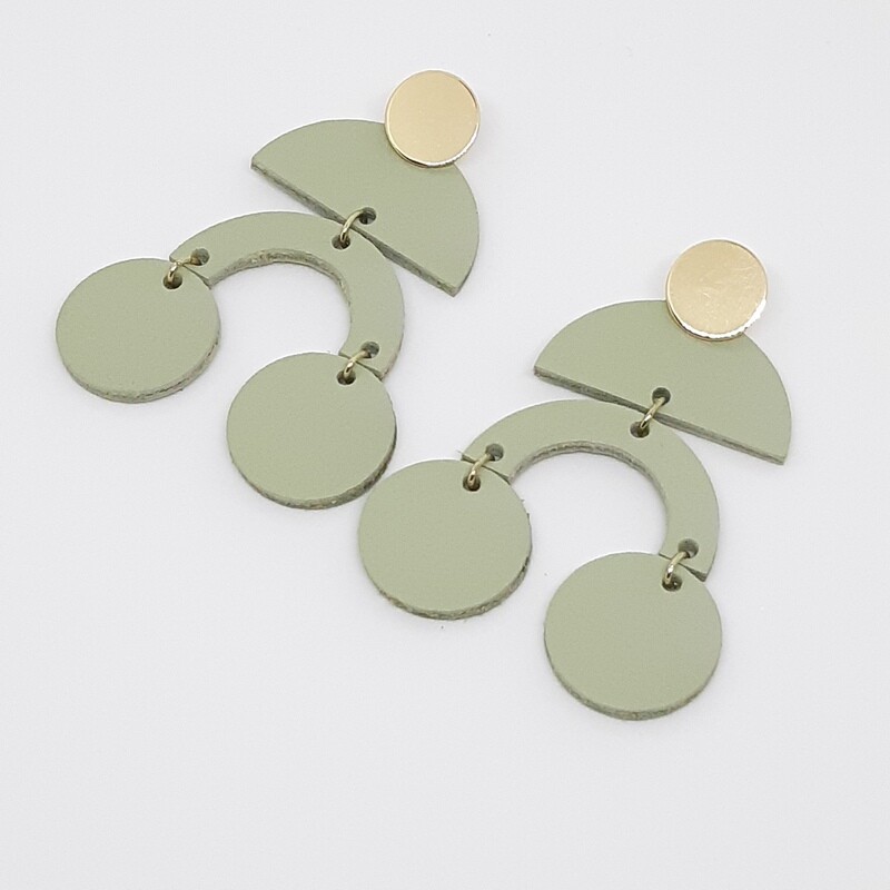 Statement oorbellen met boogjes en bolletjes - goud kleur en pastel groen leder - L: 7,5cm