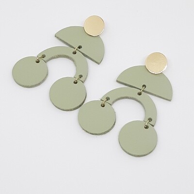 Statement oorbellen met boogjes en bolletjes - goud kleur en pastel groen leder - L: 7,5cm