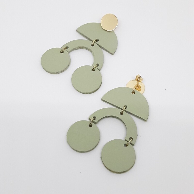 Statement oorbellen met boogjes en bolletjes - goud kleur en pastel groen leder - L: 7,5cm
