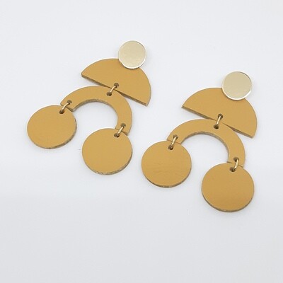 Statement oorbellen met boogjes en bolletjes - goud kleur en camel leder - L: 7,5cm