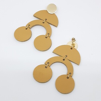 Statement oorbellen met boogjes en bolletjes - goud kleur en camel leder - L: 7,5cm
