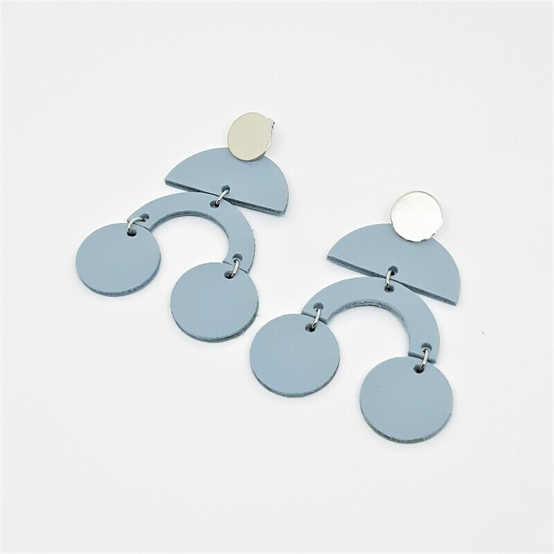 Statement oorbellen met boogjes en bolletjes - zilver en licht blauw leder - L: 7,5cm