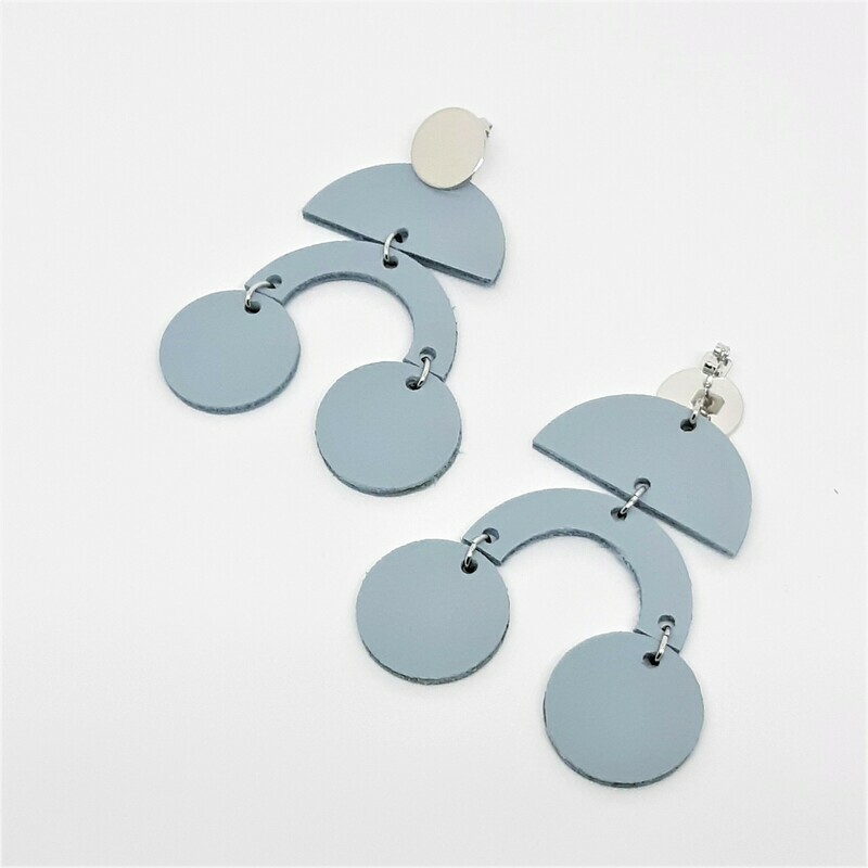 Statement oorbellen met boogjes en bolletjes - zilver en licht blauw leder - L: 7,5cm