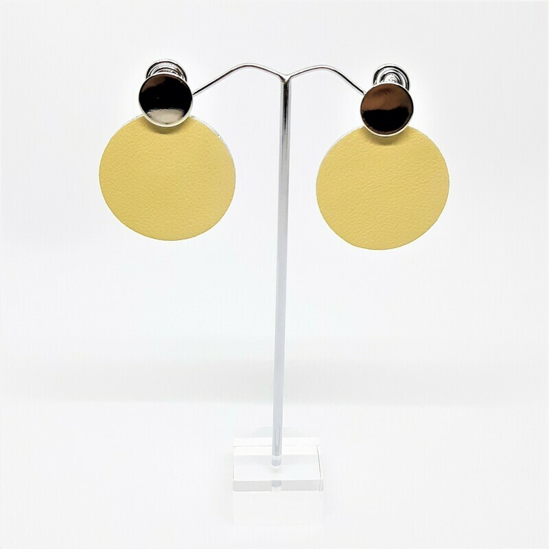 Oorbellen met zilveren rand en stekers - ecru leder - L: 5cm