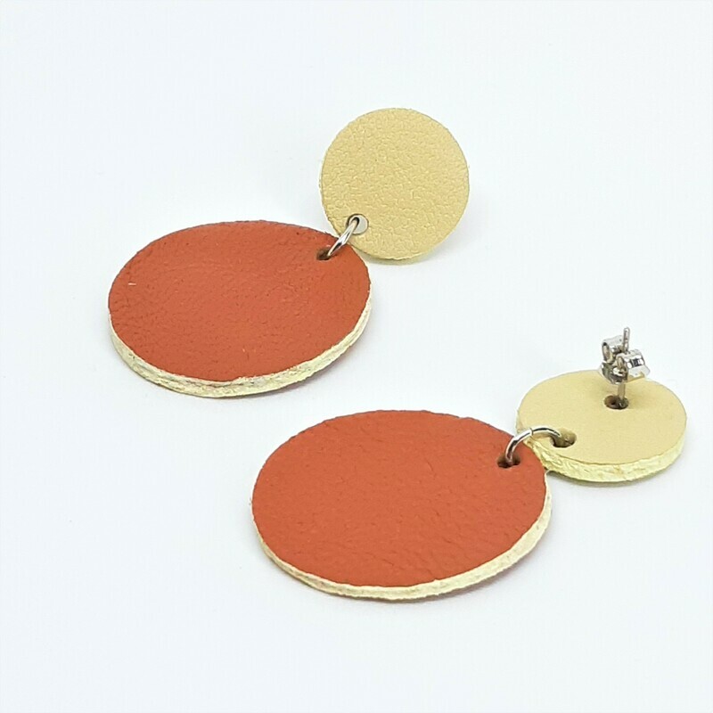 Oorbellen met een crème randje - ecru en samba leder - L: 5cm