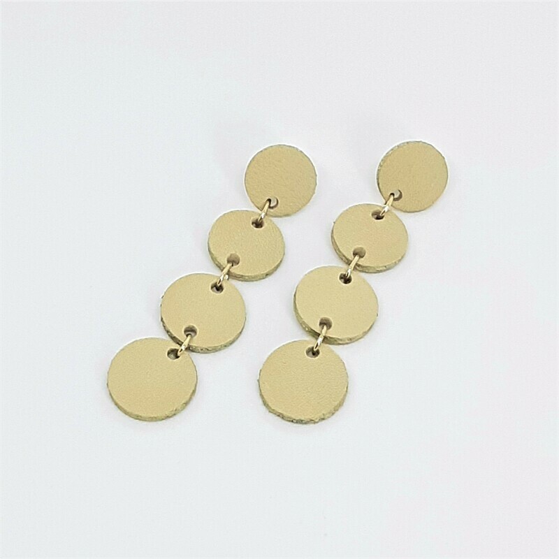 Oorbellen met een gouden randje - ecru leder - L: 6,5cm
