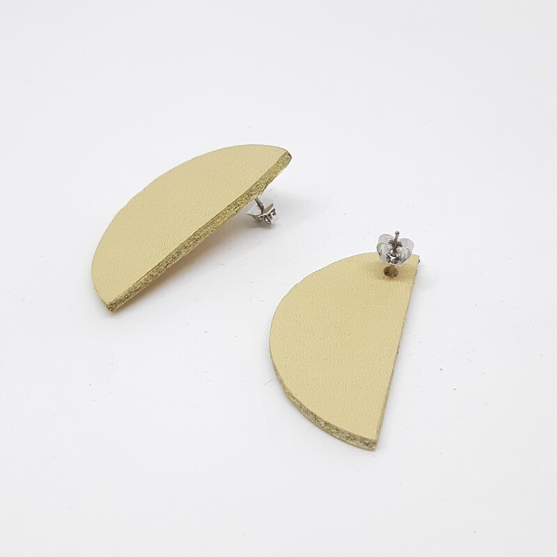 Oorbellen met een gouden randje - ecru leder - L: 4cm