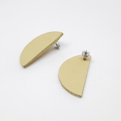 Oorbellen met een gouden randje - ecru leder - L: 4cm