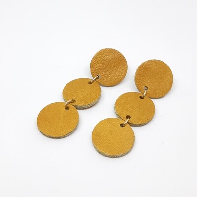 Oorbellen met een gouden randje - cognac - L: 6,5cm