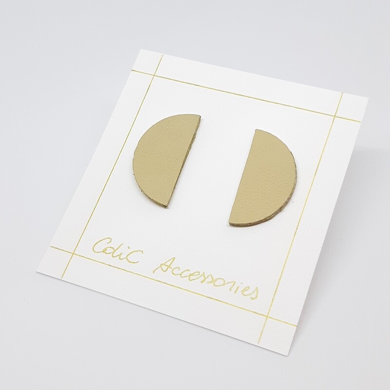 Oorbellen met een gouden randje - ecru leder - L: 4cm
