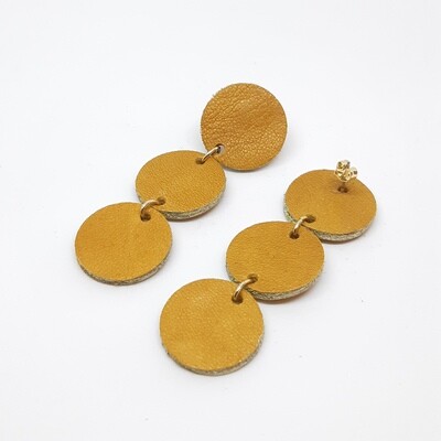 Oorbellen met een gouden randje - cognac - L: 6,5cm