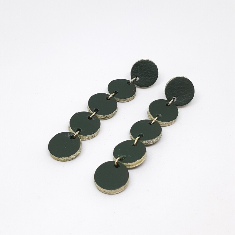 Oorbellen met een gouden randje - donker groen - L: 7.5cm