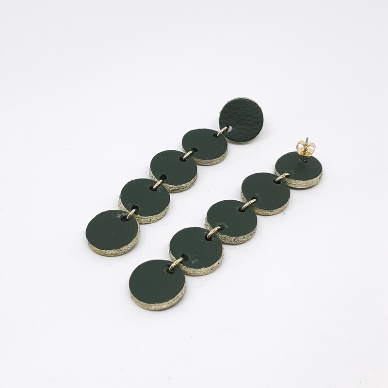 Oorbellen met een gouden randje - donker groen - L: 7.5cm