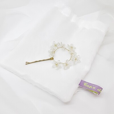 Bobby pin met krans van parelmoer bloemetjes