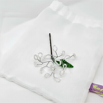 Bobby pin met trosjes parelmoer seedbeads en zilverdraad