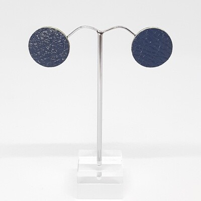Oorbellen met een gouden randje - donker blauw lakleder - diam: 2,4 cm