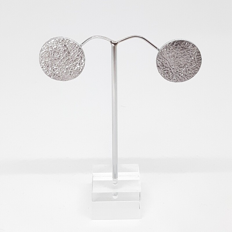 Oorbellen met een zilveren randje - zilver lakleder - diam: 2,4 cm