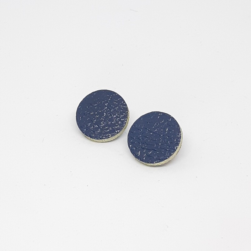 Oorbellen met een gouden randje - donker blauw lakleder - diam: 2,4 cm