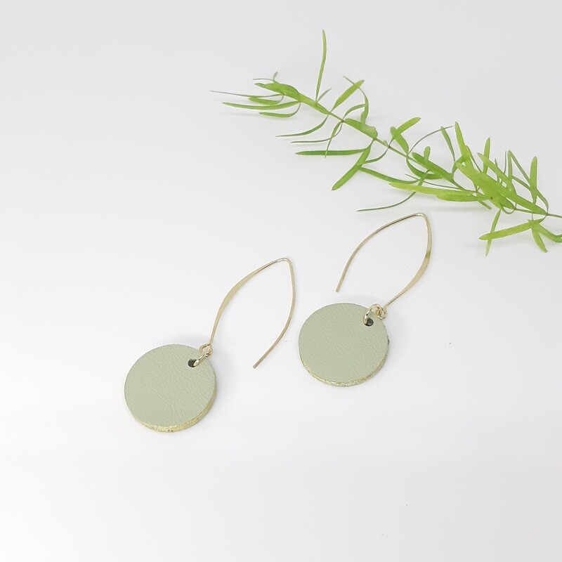 Oorbellen met een gouden randje - munt groen leder - diam: 2,4 cm L: 6,5cm