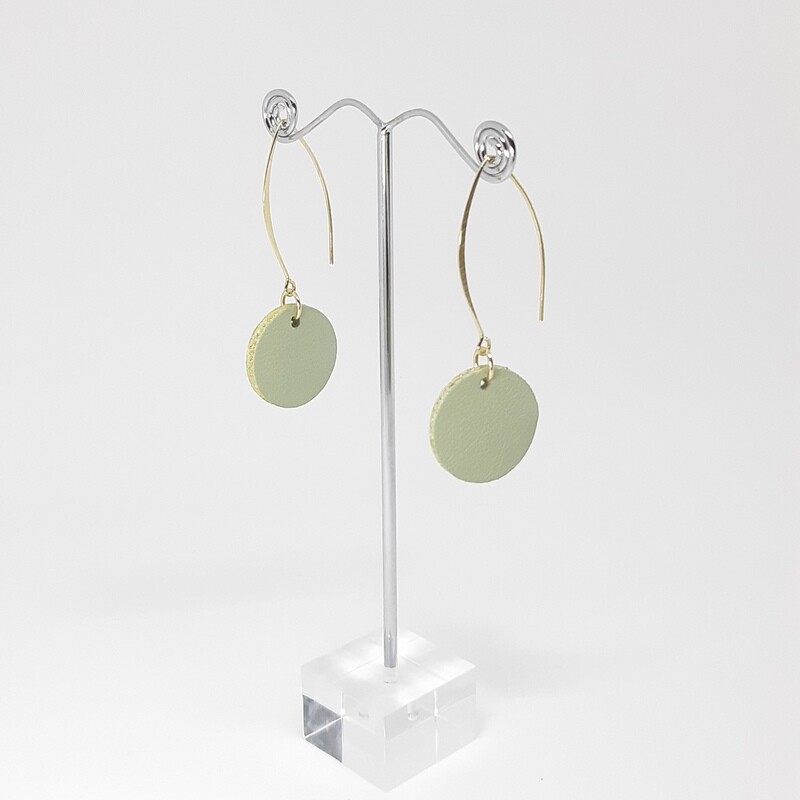 Oorbellen met een gouden randje - munt groen leder - diam: 2,4 cm L: 6,5cm