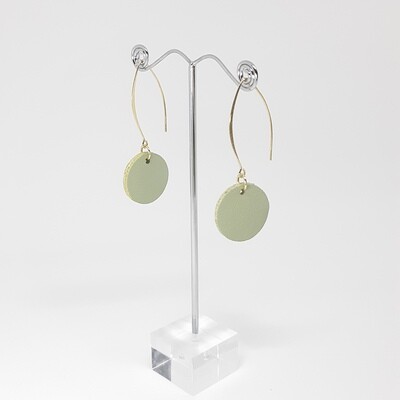 Oorbellen met een gouden randje - munt groen leder - diam: 2,4 cm L: 6,5cm