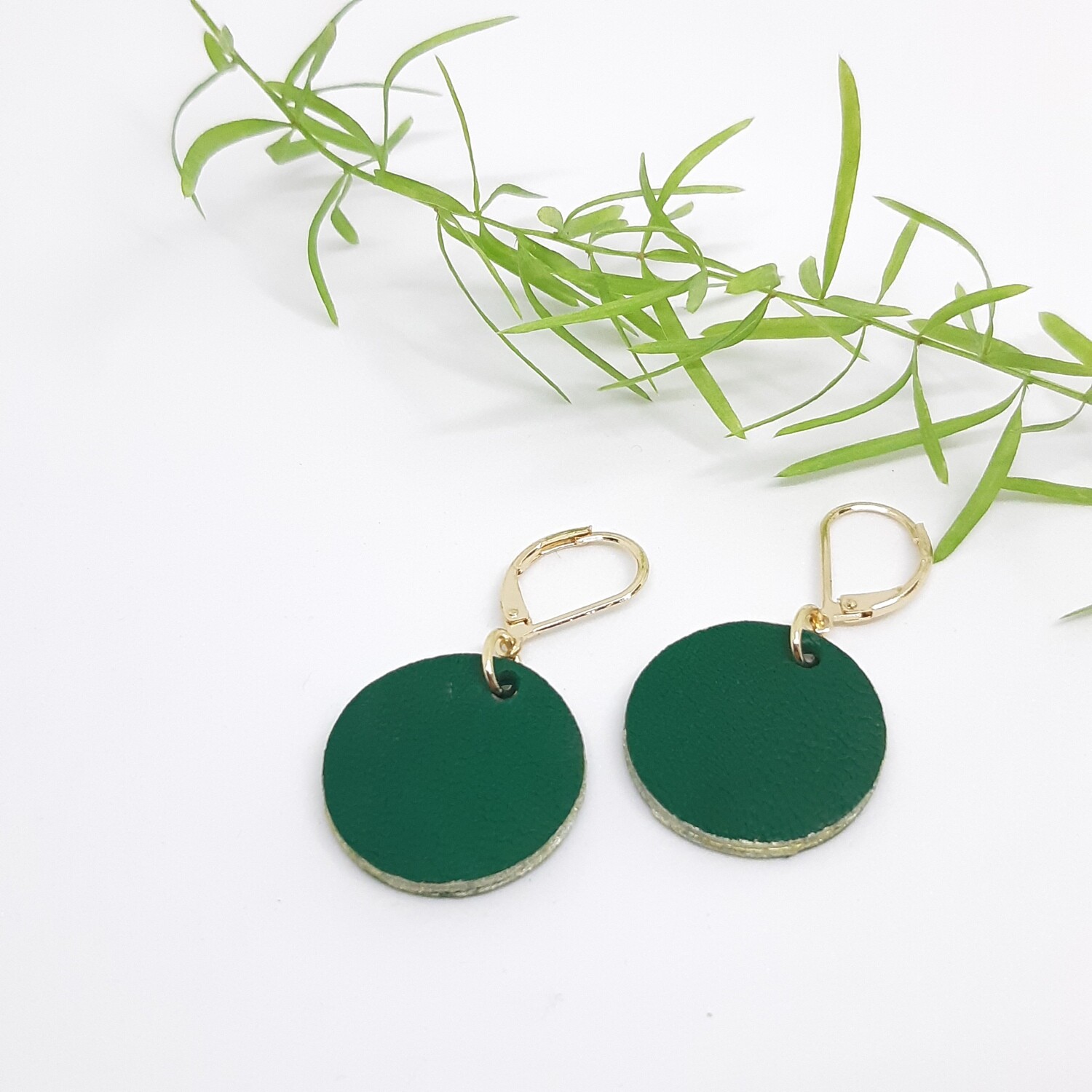 Oorbellen met een gouden randje en gesloten haak  - groen leder - diam: 2,2cm L: 4,5cm