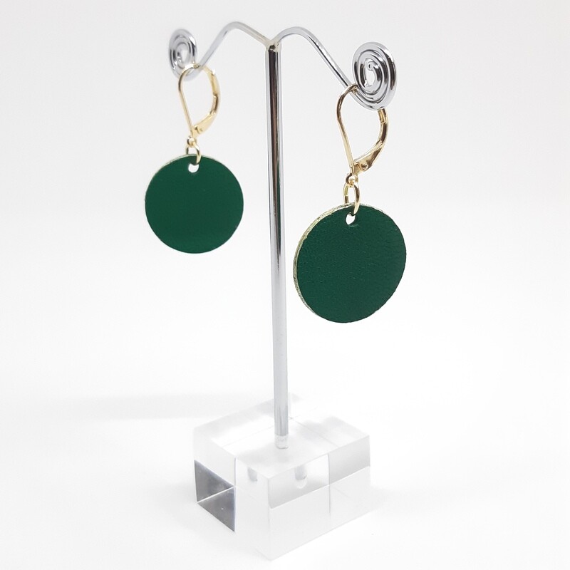 Oorbellen met een gouden randje aan gesloten haak - groen leder - diam: 2,2cm L: 4,5cm