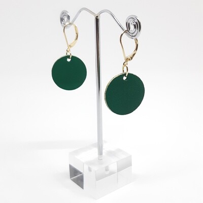 Oorbellen met een gouden randje aan gesloten haak  - groen leder - diam: 2,2cm L: 4,5cm