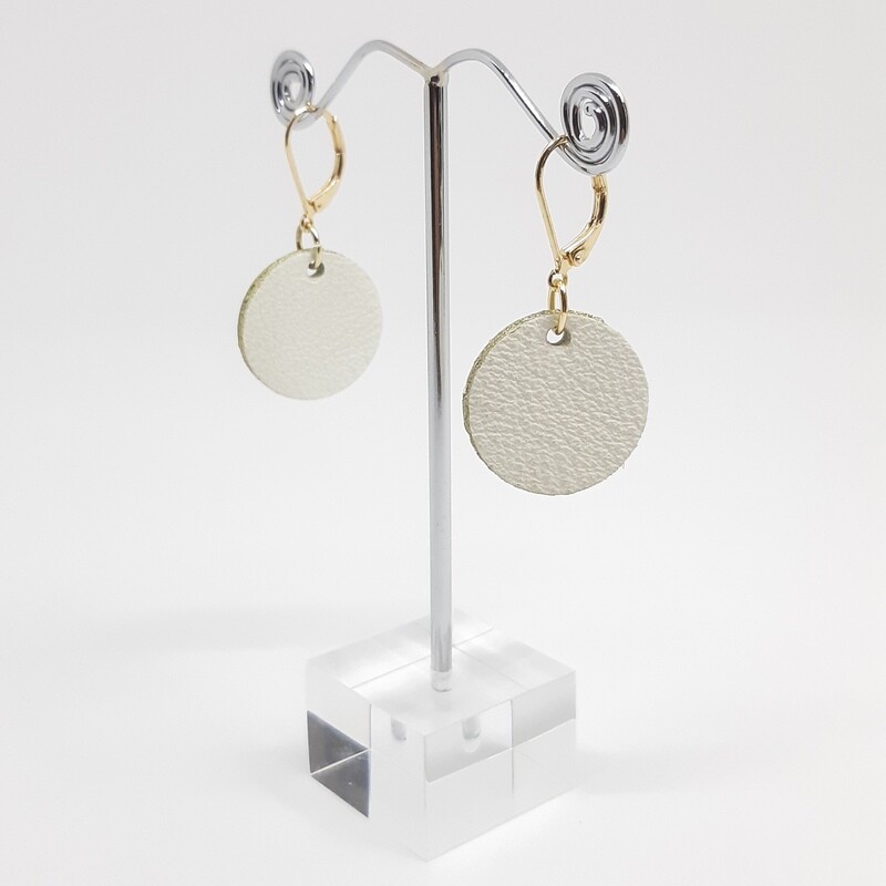 Oorbellen met een gouden randje aan gesloten haak - wit leder - diam: 2,2cm L: 4,5cm