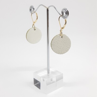 Oorbellen met een gouden randje aan gesloten haak - wit leder - diam: 2,2cm L: 4,5cm