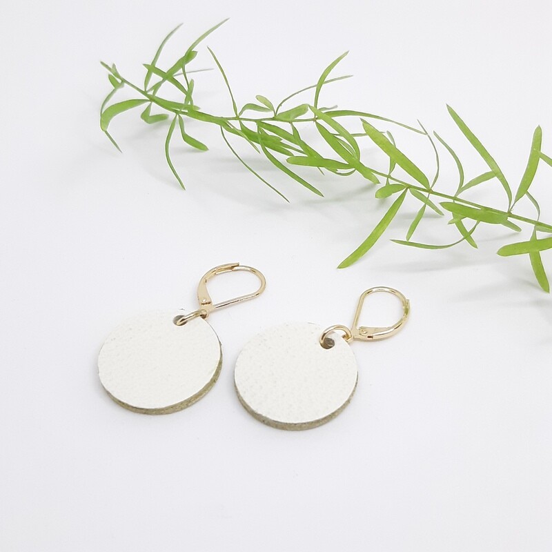 Oorbellen met een gouden randje aan gesloten haak - wit leder - diam: 2,2cm L: 4,5cm