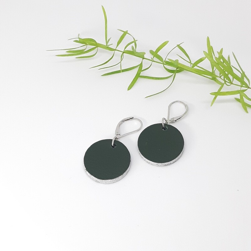 Oorbellen met een zilver randje aan gesloten haak  - donker groen leder - diam: 2,2cm L: 4,5cm