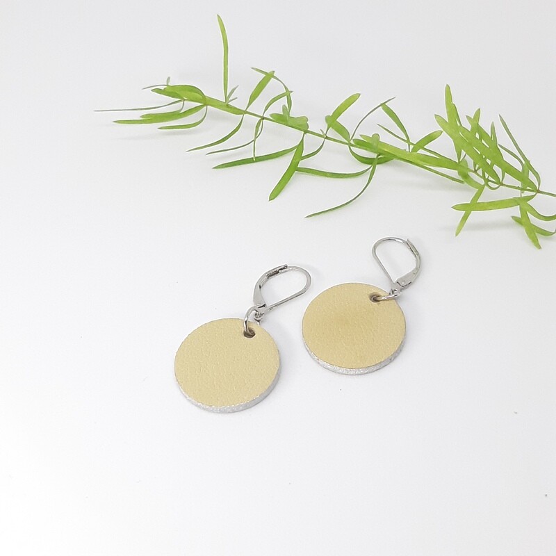 Oorbellen met een gouden randje aan gesloten haak  - ecru leder - diam: 2,2cm L: 4,5cm