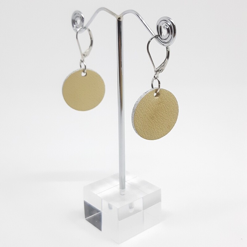 Oorbellen met een gouden randje aan gesloten haak - ecru leder - diam: 2,2cm L: 4,5cm