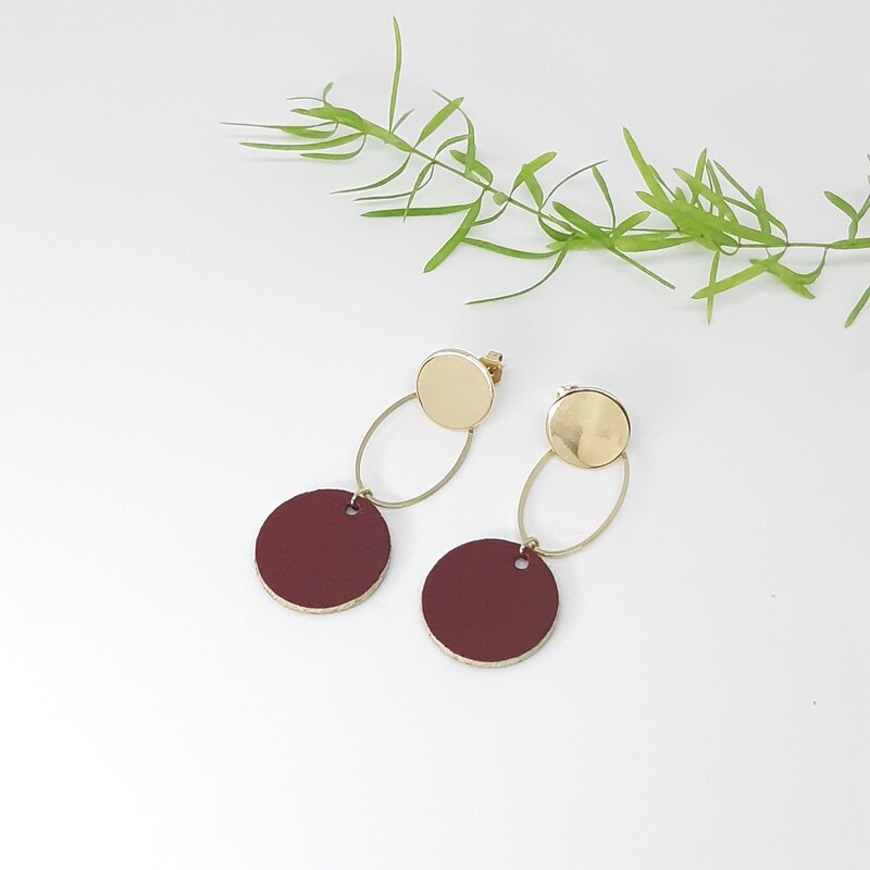 Oorbellen met gouden randje en ovaal ring - orchid red leder - diam: 2,2 cm L: 6cm