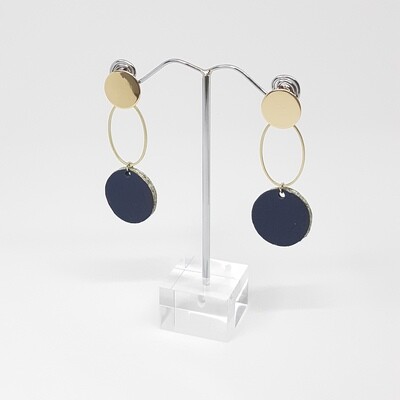 Oorbellen met gouden randje en ovaal ring - marine blauw - diam: 2,2 cm L: 6cm