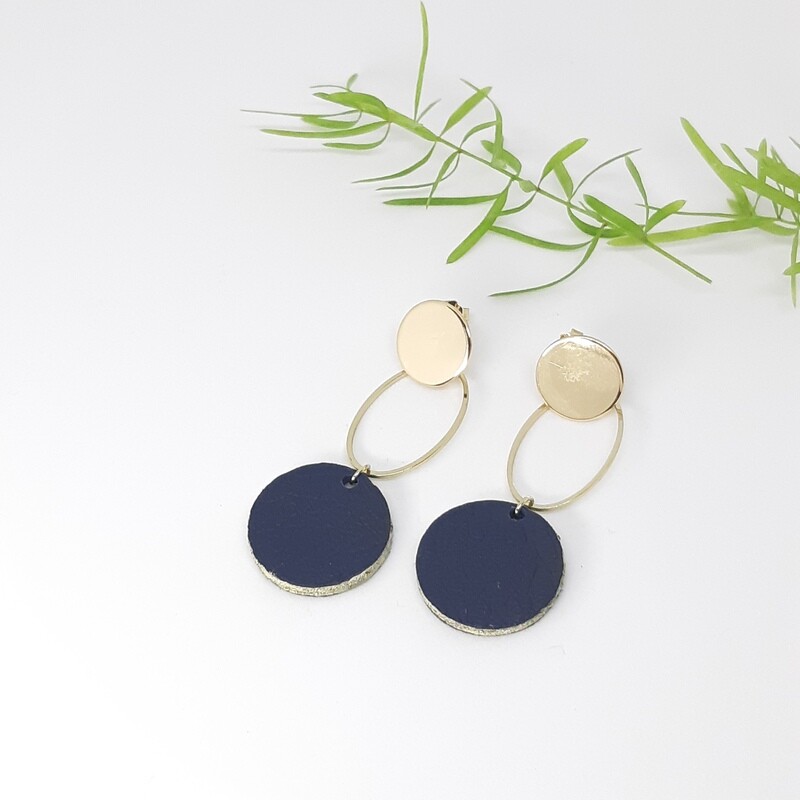 Oorbellen met gouden randje en ovaal ring - marine blauw - diam: 2,2 cm L: 6cm