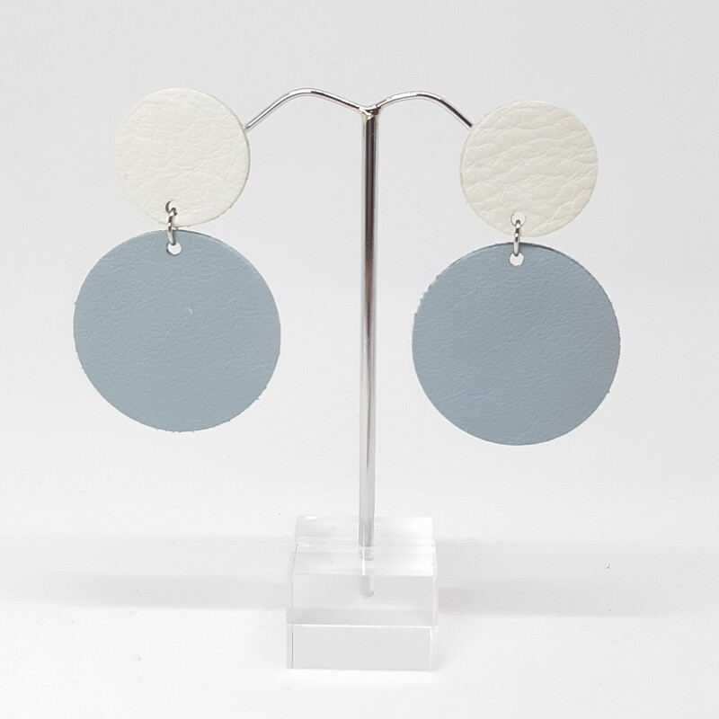 Statement oorbellen duo color - wit & hemels blauw leder - L: 6cm