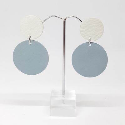Statement oorbellen duo color - wit &amp; hemels blauw leder - L: 6cm
