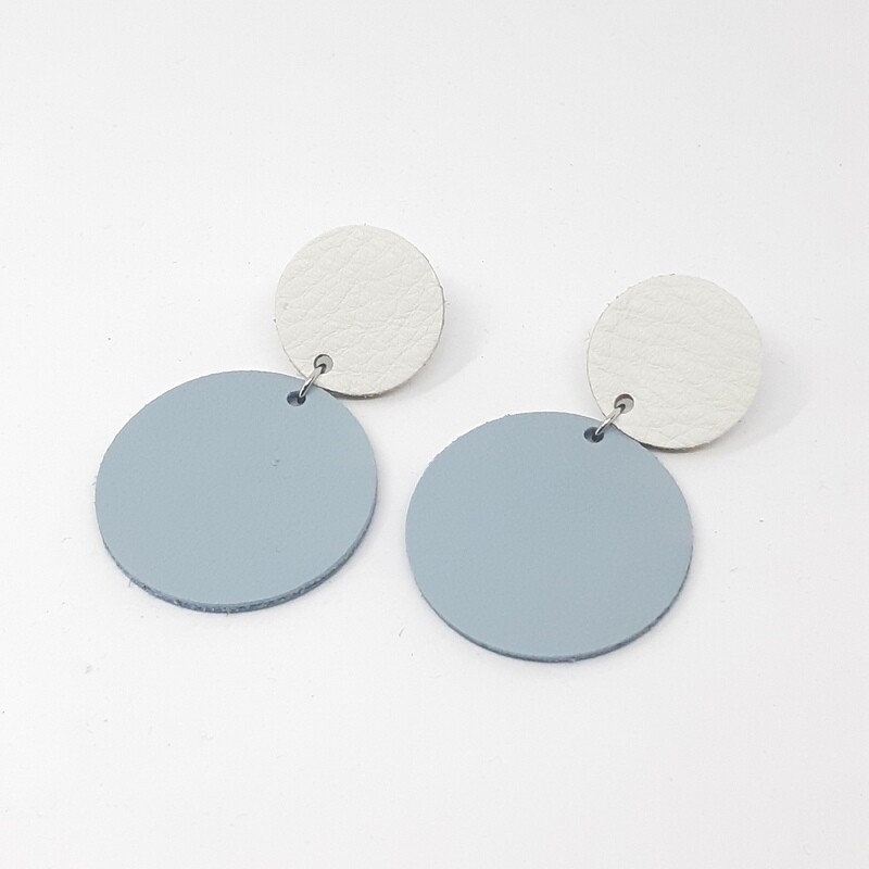Statement oorbellen duo color - wit &amp; hemels blauw leder - L: 6cm